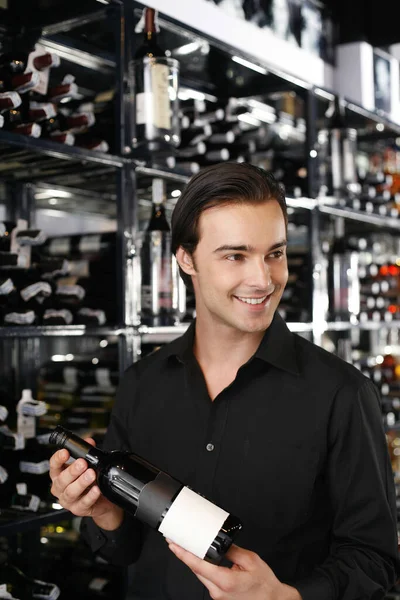 Homem Escolhendo Uma Garrafa Vinho Adega — Fotografia de Stock