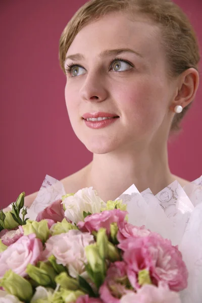 Donna Che Distoglie Sguardo Mentre Tiene Mazzo Fiori — Foto Stock