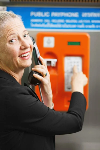Affärskvinna Som Använder Telefonkiosk Flygplatsen — Stockfoto