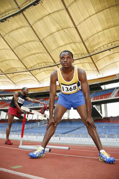 Hombres Estirándose Pista Atletismo — Foto de Stock