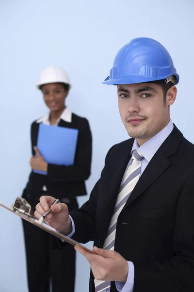 Zakenman Schrijven Rapport Klembord Zakenvrouw Holding Bestand Achtergrond — Stockfoto