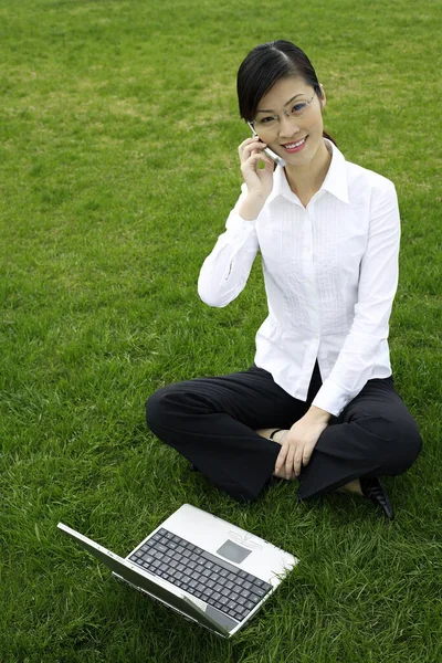 Donna Affari Che Parla Sul Telefono Cellulare Durante Utilizzo Del — Foto Stock