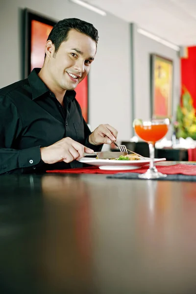 Muž Těší Své Jídlo Luxusní Restauraci — Stock fotografie