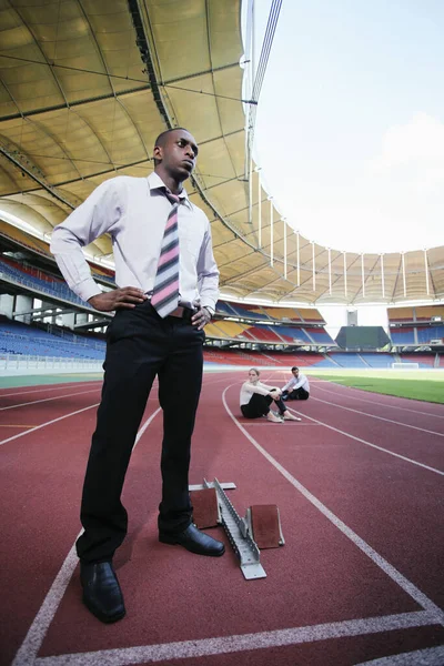 Empresario Pie Pista Atletismo Con Brazos Akimbo — Foto de Stock