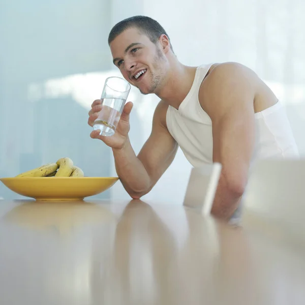 Hombre Sonriendo Mientras Bebe Agua —  Fotos de Stock