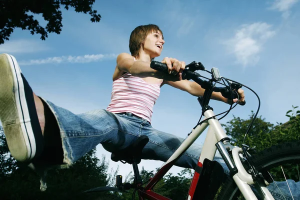 Девочка Подросток Раздвигает Ноги Сидя Велосипеде — стоковое фото