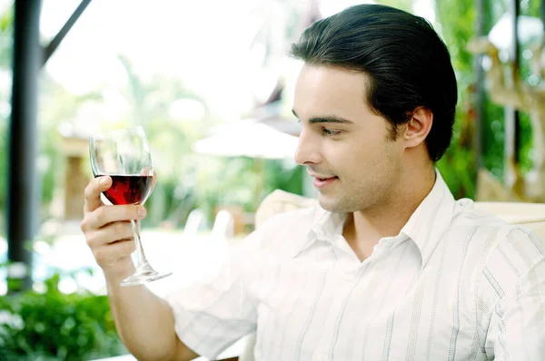 Homem Desfrutando Copo Vinho Tinto — Fotografia de Stock