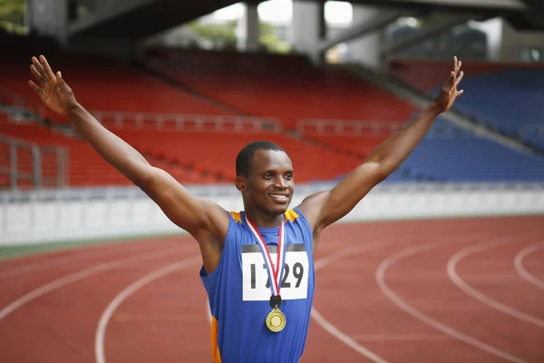 Homem Com Medalha Ouro Celebrando Seu Sucesso — Fotografia de Stock