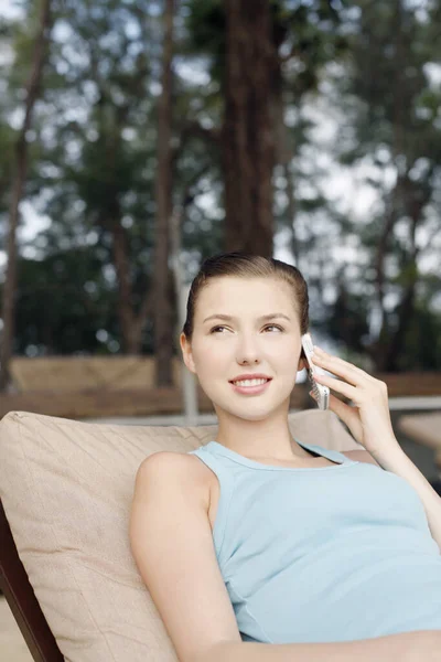 Женщина Разговаривает Мобильному Телефону — стоковое фото