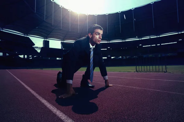 Empresario Agachado Pista Atletismo — Foto de Stock