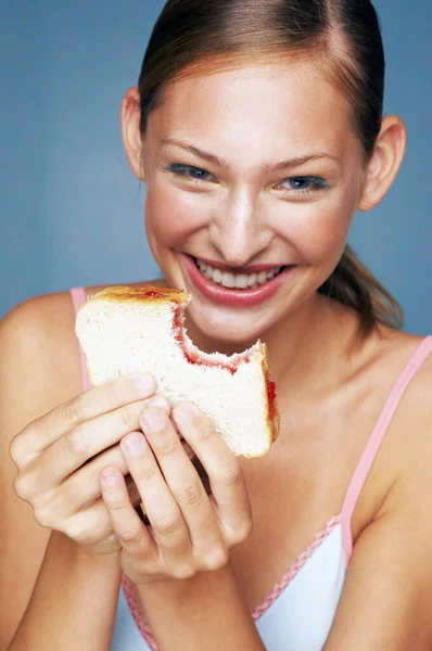 Jovem Mulher Comendo Pão — Fotografia de Stock