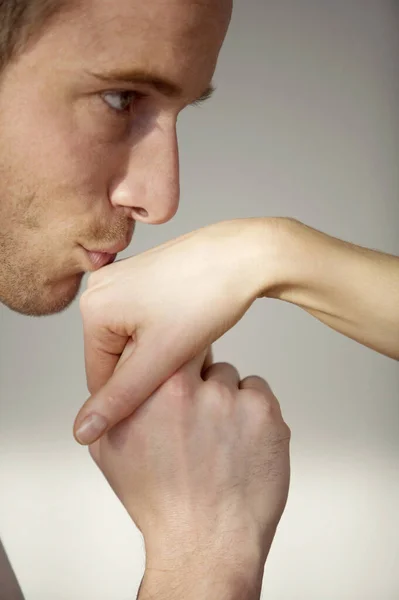 Homem Beijando Mão Sua Namorada — Fotografia de Stock