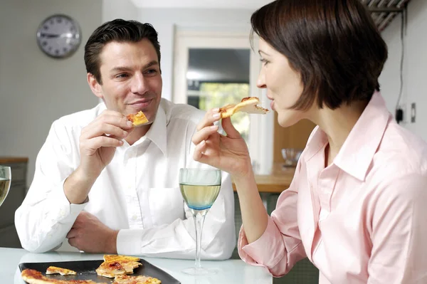 Pareja Comiendo Pizza Juntos —  Fotos de Stock