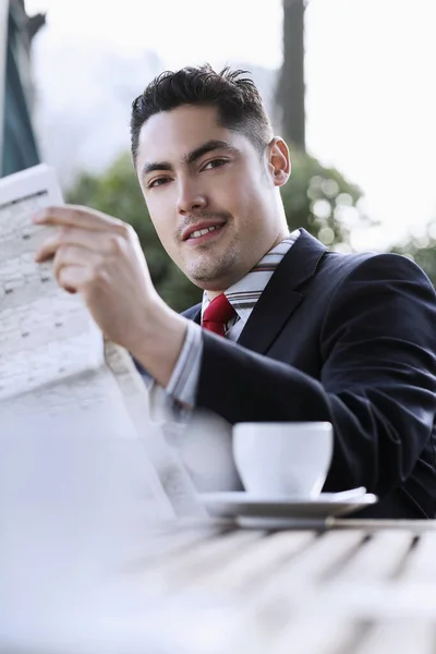 Zakenman Glimlachend Tijdens Het Lezen Van Krant — Stockfoto