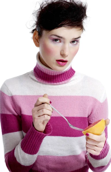 Mujer Joven Con Una Bufanda Una Gorra Pelo Rosa — Foto de Stock