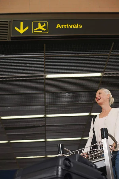 Женщина Толкает Багажную Тележку Аэропорту — стоковое фото