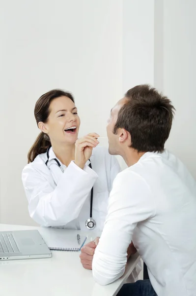 Médica Usando Depressor Língua Para Examinar Sua Paciente — Fotografia de Stock