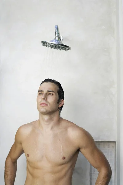 Homme Prenant Une Douche — Photo