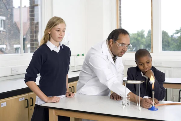 Estudiantes Profesores Laboratorio Ciencias — Foto de Stock