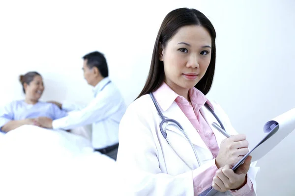 Médico Examinando Paciente Uma Enfermaria — Fotografia de Stock