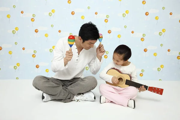 Mädchen Spielt Gitarre Während Mann Maracas Spielt — Stockfoto