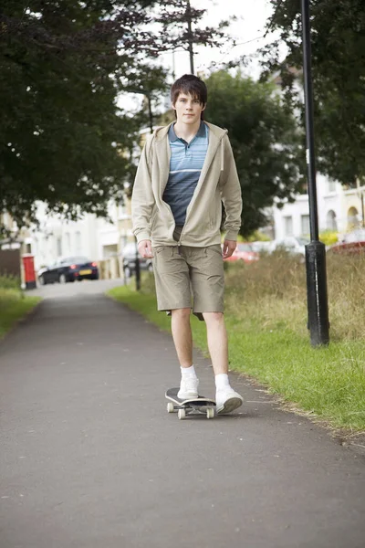 Jongen Speelt Met Skateboard — Stockfoto