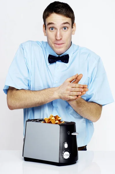 Homem Fazendo Waffles Com Torradeira — Fotografia de Stock