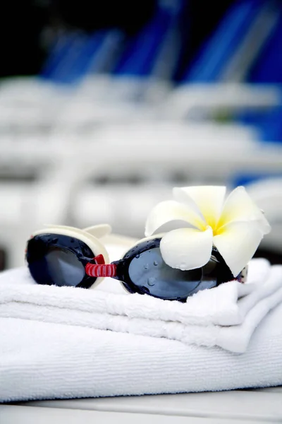 Lunettes Fleur Frangipani Sur Serviettes Pliées — Photo