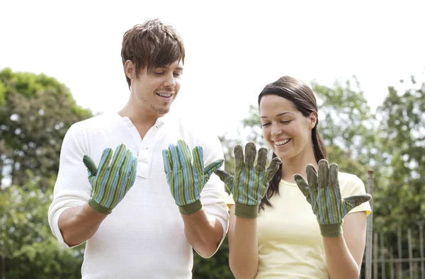 Hombre Mujer Mirando Sus Guantes Jardinería Sucios — Foto de Stock