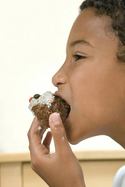Süßer Junge Isst Kuchen — Stockfoto