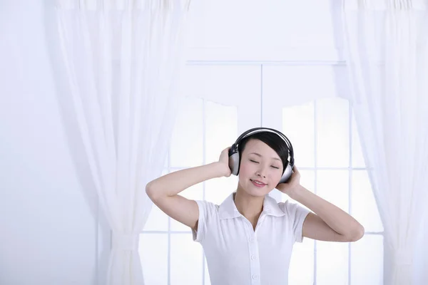 Vrouw Luisterend Naar Muziek Hoofdtelefoon Met Gesloten Ogen — Stockfoto