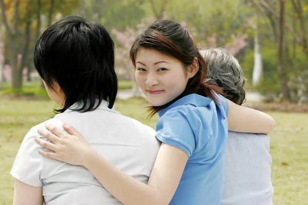 공원에서 어머니와 할머니 사이에 여인의 — 스톡 사진