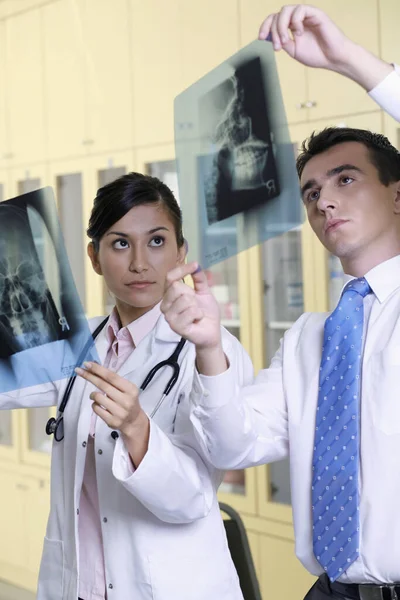 Γιατροί Κοιτάζουν Ακτινογραφίες — Φωτογραφία Αρχείου