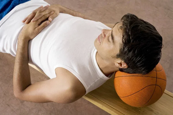 Hombre Durmiendo Con Cabeza Apoyada Baloncesto —  Fotos de Stock