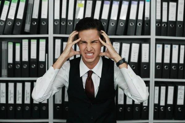 Empresario Apretando Los Dientes Con Las Manos Cabeza — Foto de Stock