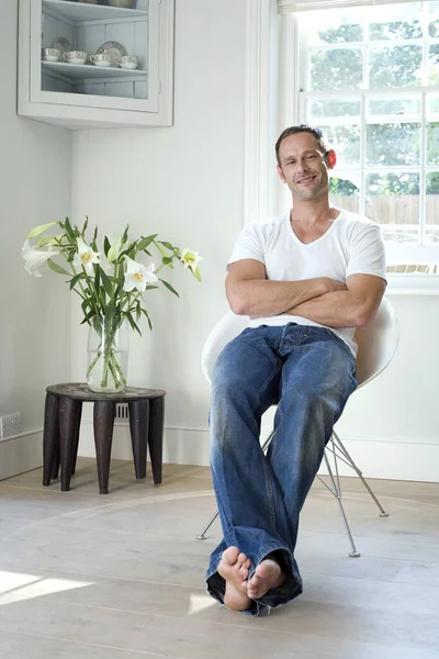 Hombre Sentado Una Silla Sala Estar — Foto de Stock