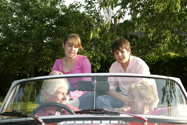 Ein Altes Ehepaar Unternimmt Mit Seinen Enkeln Eine Autofahrt — Stockfoto