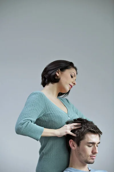 Mulher Dando Namorado Uma Massagem Relaxante Cabeça — Fotografia de Stock