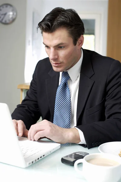 Zakenman Die Laptop Vrijetijdsbesteding Gebruikt — Stockfoto