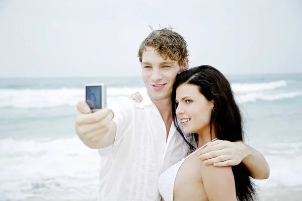 Couple Prenant Des Photos Ensemble Sur Plage — Photo