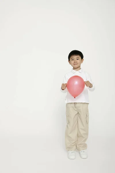 Süßer Junge Mit Luftballon — Stockfoto