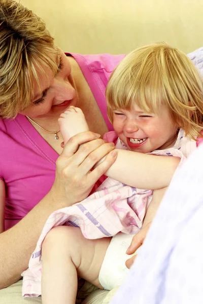 Een Vrouw Die Speels Haar Jonge Dochter Kietelt — Stockfoto