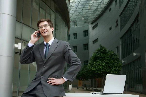 Hombre Negocios Seguro Hablando Por Teléfono — Foto de Stock