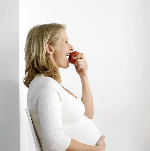 Gravid Kvinna Äter Äpple — Stockfoto