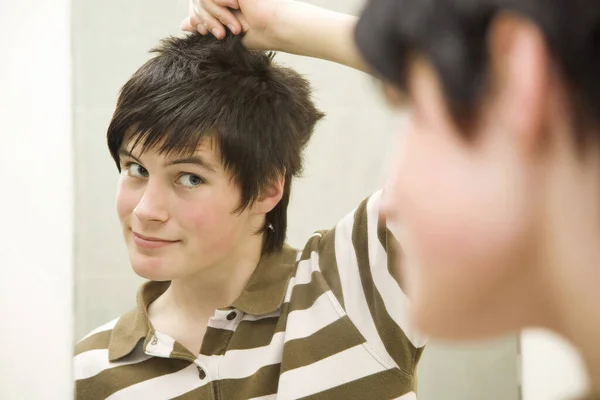 Pojken Tittar Spegeln Stylar Håret — Stockfoto