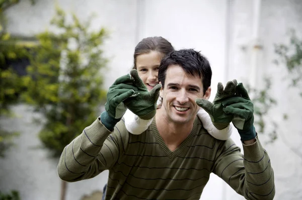 Άντρας Και Κορίτσι Γάντια Κηπουρικής — Φωτογραφία Αρχείου
