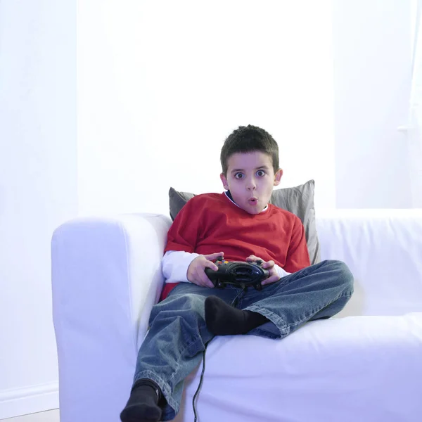 Хлопчик Сидить Дивані Граючи Ігровою Консоллю — стокове фото