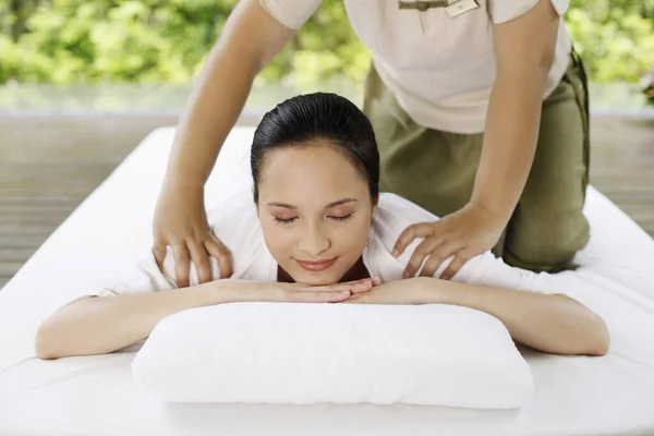 Mujer Disfrutando Masaje Corporal — Foto de Stock