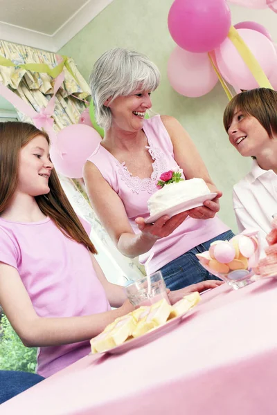 Una Mujer Sacando Pastel Cumpleaños Para Hija —  Fotos de Stock