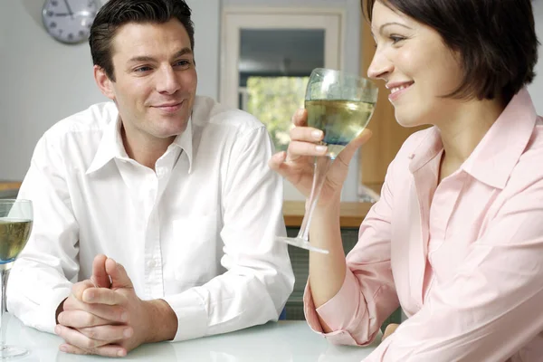 Hombre Viendo Esposa Bebiendo Vino —  Fotos de Stock